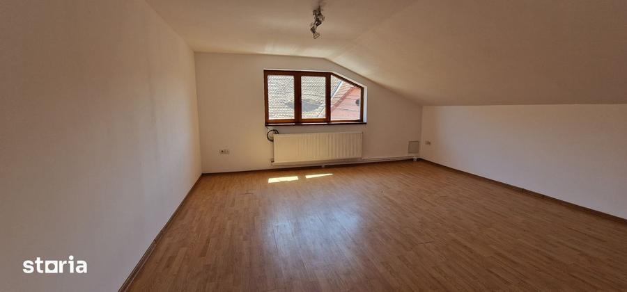 Casă cu 5 camere cu Teren 420 Mp în Trei Stejari