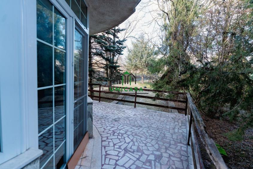 Casă individuală cu 7 camere cu Canalizare în Cartierul Nord