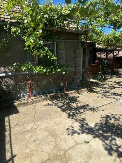 Casă cu 5 camere cu Teren 2500 Mp în Tăut