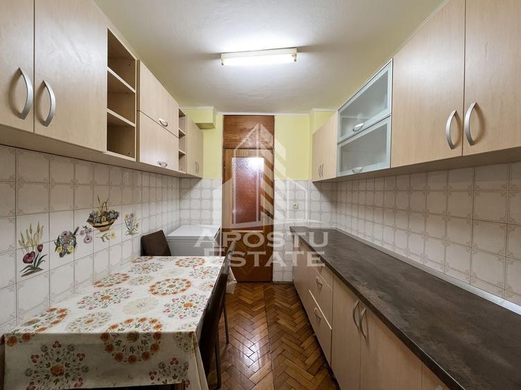Apartament cu 3 camere decomandat, mobilat în Lipovei