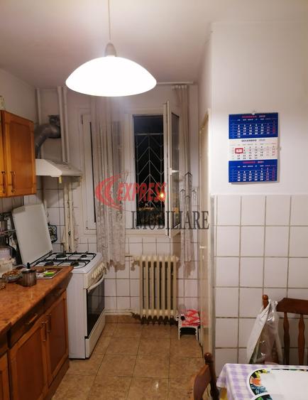 Apartament cu 4 camere decomandat, mobilat în Titan