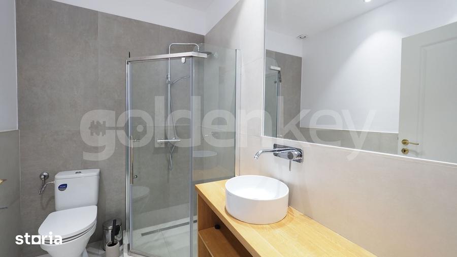 Casă cu 7 camere cu Teren 250 Mp în Central