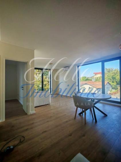 Apartament cu 3 camere semidecomandat în Gruia