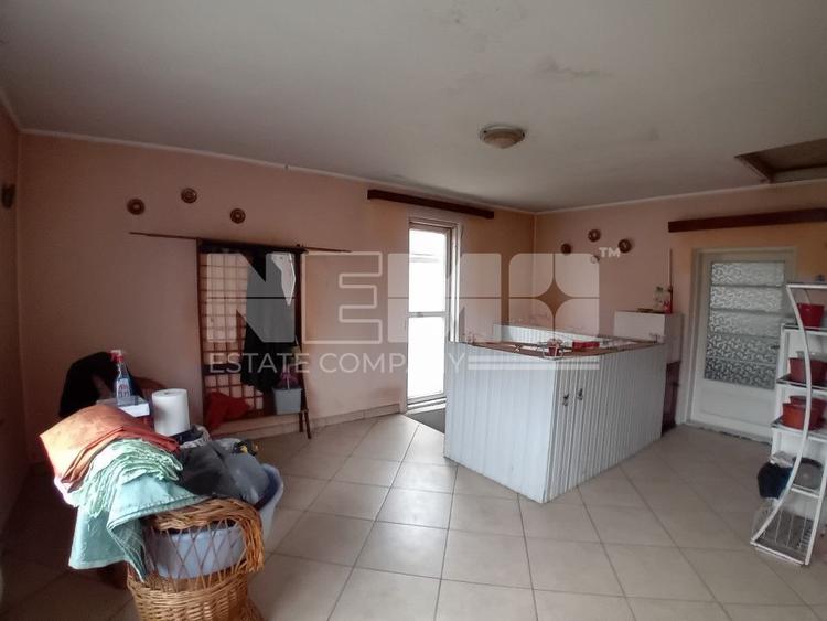 Casă individuală cu 6 camere cu Canalizare în Central