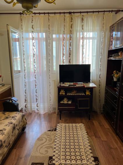 Apartament cu 3 camere semidecomandat în Valea Călugărească
