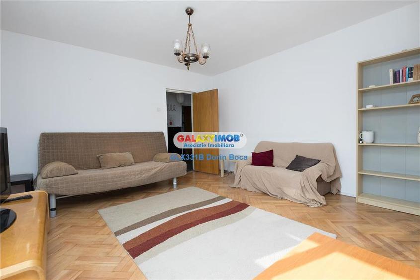 Apartament cu 3 camere semidecomandat, mobilat în Titan