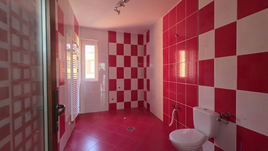 Casă individuală cu 5 camere cu Canalizare în Dumbrăvița