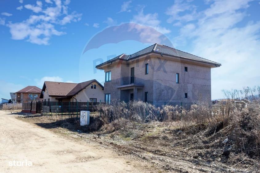 Casă cu 4 camere cu Teren 491 Mp în Noua