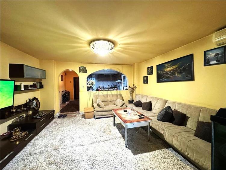 Apartament cu 3 camere decomandat în Vlădeasa