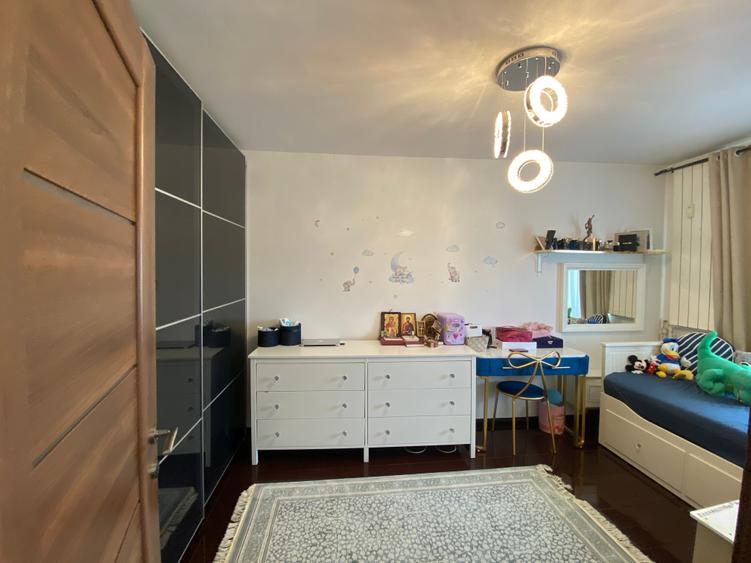 Apartament cu 3 camere semidecomandat, mobilat în Vitan Mall