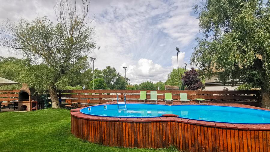 Casă individuală cu 12 camere cu Piscina în Uzlina