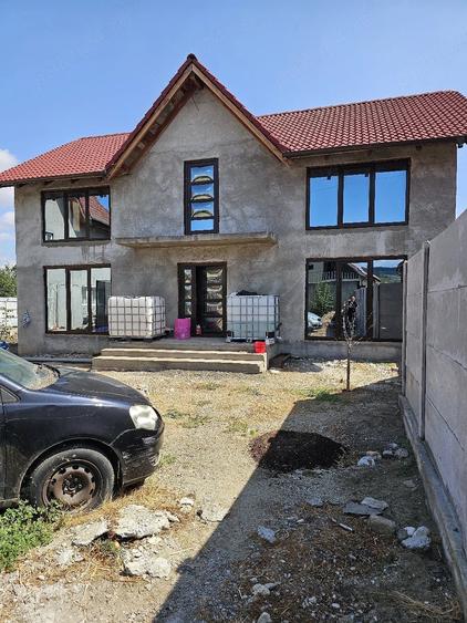 Casă cu Teren 850 Mp în Halânga