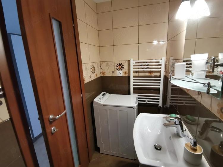 Apartament cu 3 camere semidecomandat în Ghencea