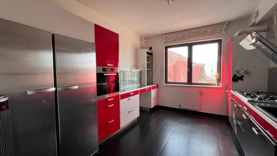Apartament cu 6 camere decomandat în Sisești