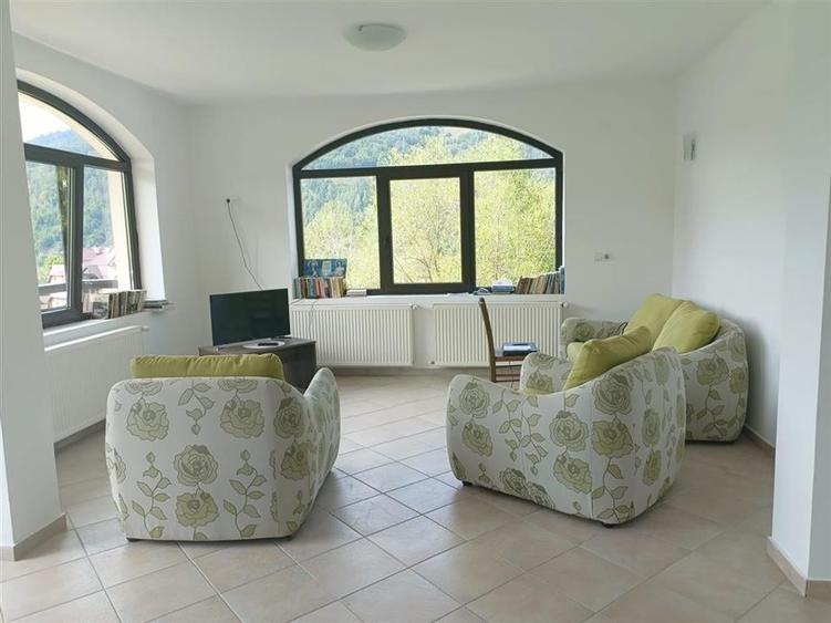 Casă individuală cu 11 camere cu Teren 1300 Mp în Bran