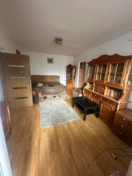Apartament cu 4 camere semidecomandat în Olteniței