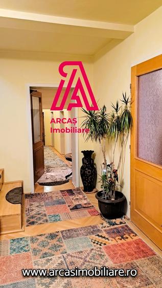 Casă cu 7 camere cu Canalizare în Trei Stejari