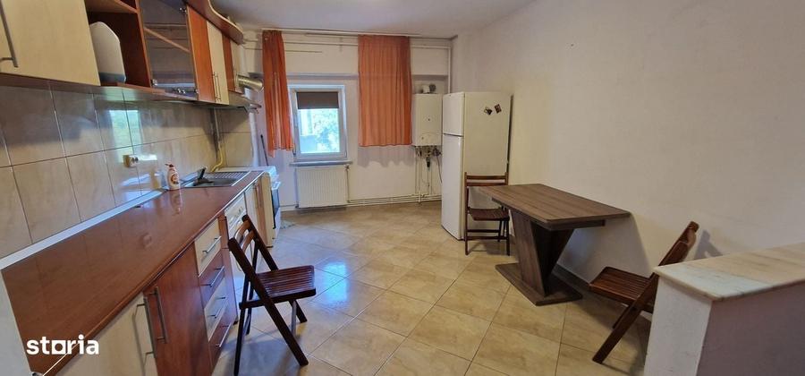 Apartament cu 4 camere decomandat în Central