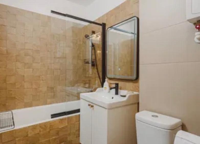 Apartament cu 3 camere semidecomandat, mobilat în Costin Georgian