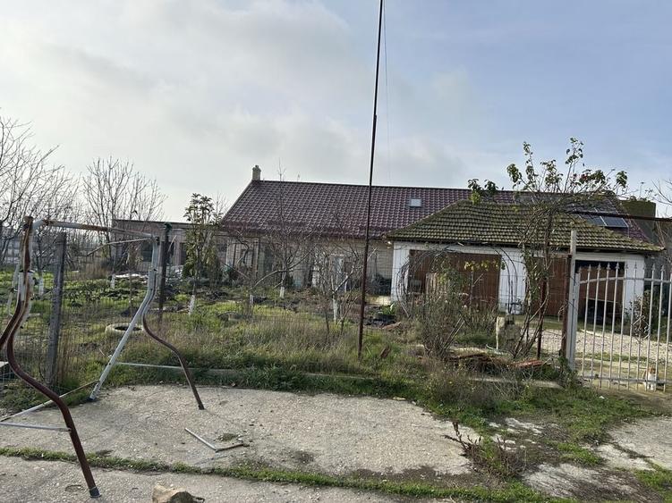 Casă cu 4 camere în Dorobanțu