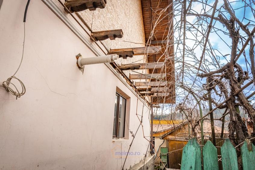 Casă cu 3 camere cu Teren 400 Mp în Comănești