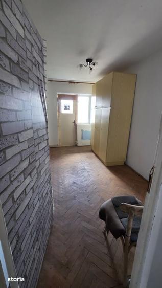 Apartament cu 4 camere semidecomandat în Corabia