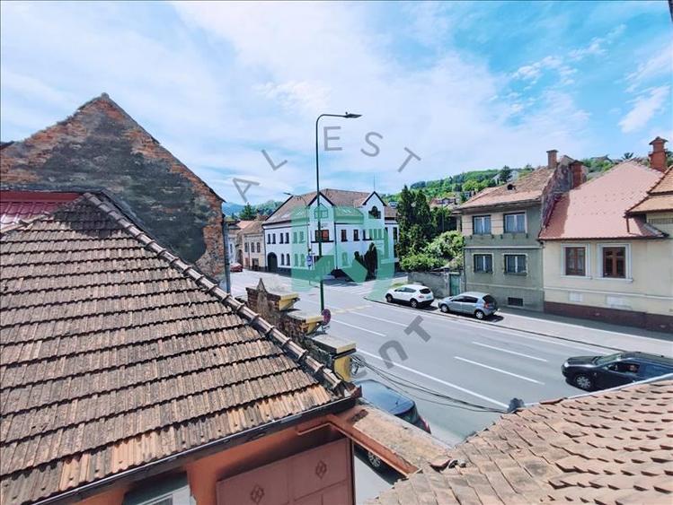 Apartament cu 5 camere semidecomandat în Brașovul Vechi