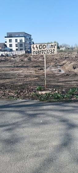 Teren de 4400 mp, în Sisești
