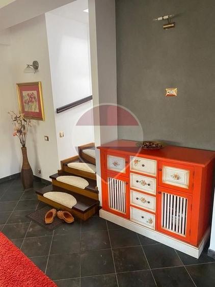 Casă cu 5 camere cu Teren 273 Mp în Butimanu