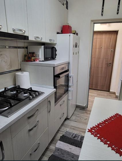 Apartament cu 3 camere semidecomandat în Central