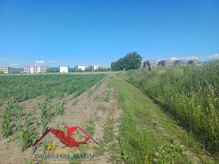 Teren Construcții intravilan de 4700000 mp, în Periferie