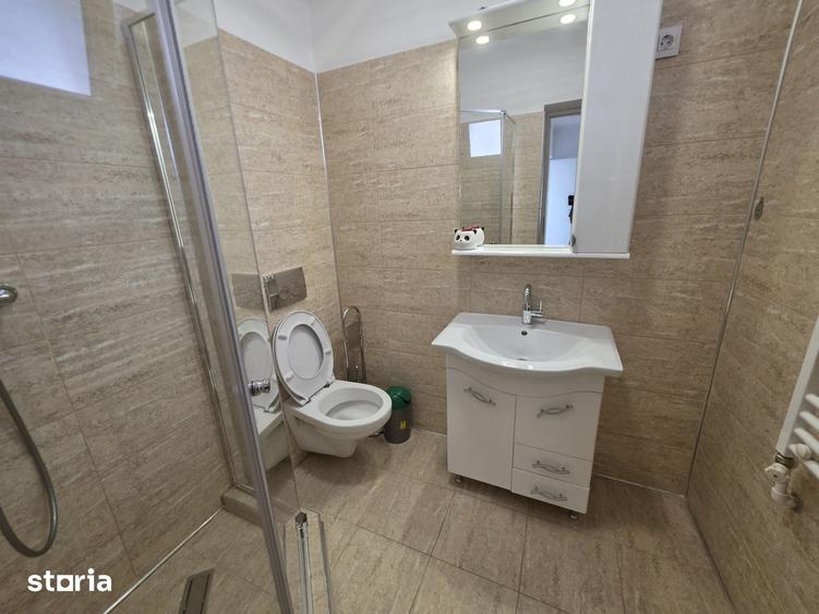 Casă cu 8 camere cu Teren 500 Mp în Central