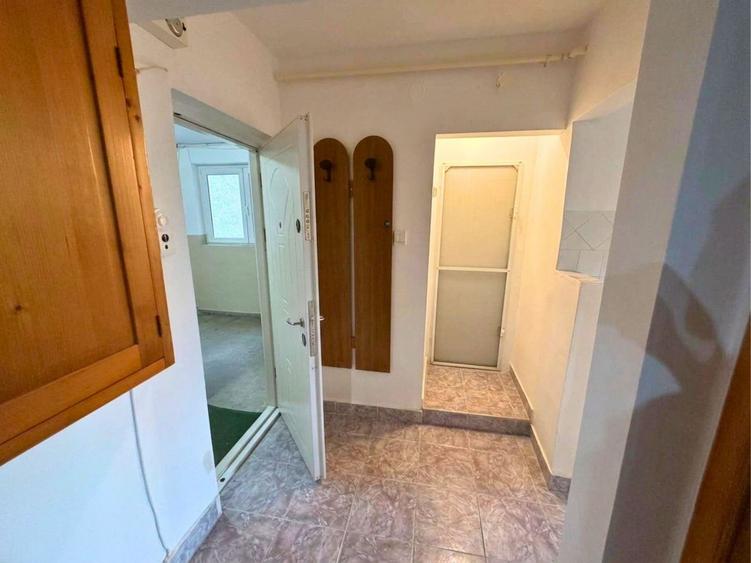 Garsonieră decomandată, mobilată în Lenin