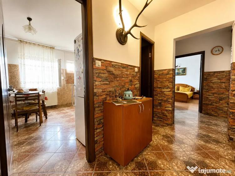 Apartament cu 3 camere decomandat în Noua