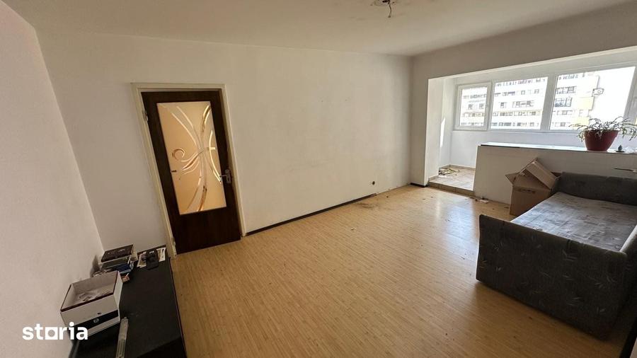 Apartament cu 4 camere semidecomandat în Colentina