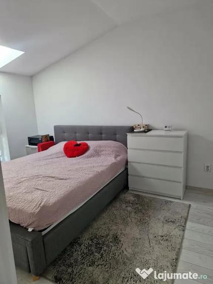 Apartament cu 4 camere semidecomandat în Florești