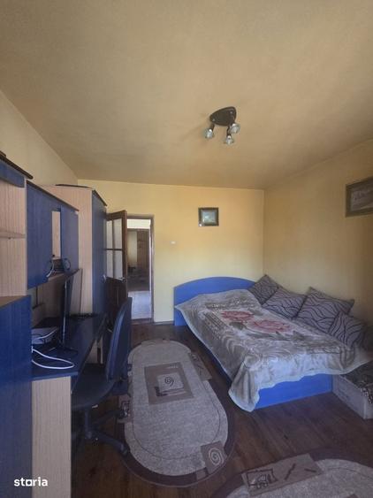 Casă cu 4 camere decomandat în Rovine