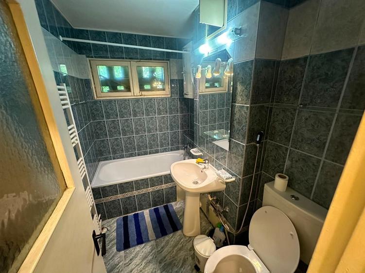 Apartament cu 3 camere semidecomandat în Podul de Piatră