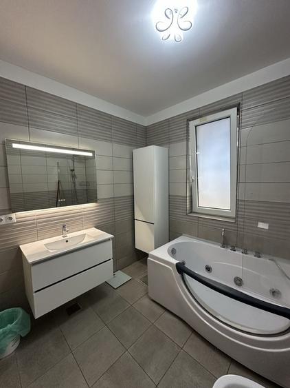 Apartament cu 3 camere decomandat în Florești