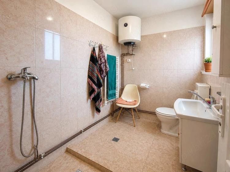 Casă cu Teren 4453 Mp în Central