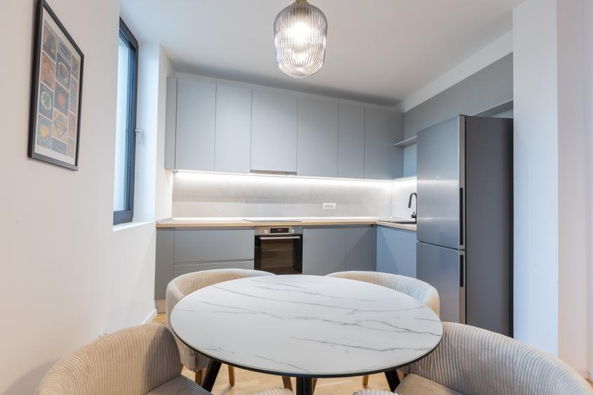 Apartament cu 2 camere semidecomandat, mobilat în Central