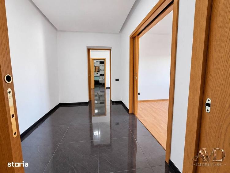 Apartament cu 3 camere decomandat în Noua