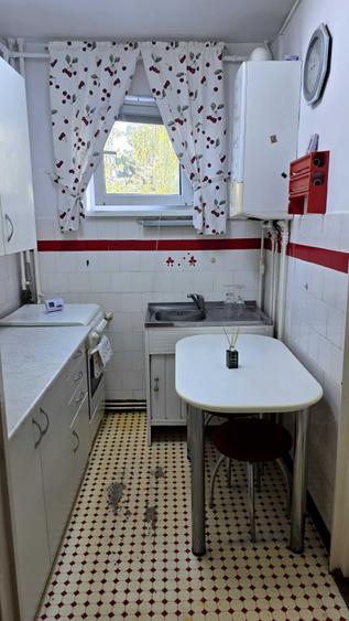 Apartament cu 3 camere semidecomandat în Tudor