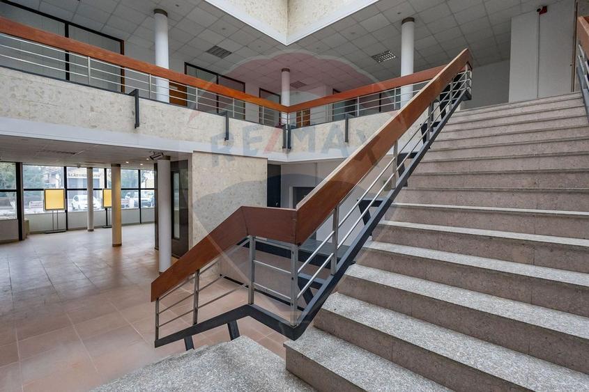 Spațiu comercial, de 1,048 mp, în Central