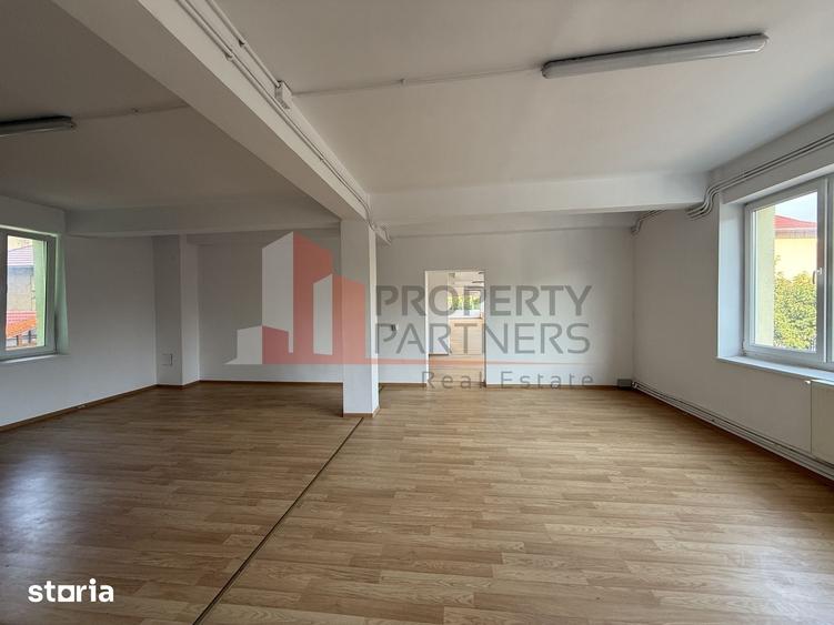 Spațiu comercial, de 330 mp, în Tractorul