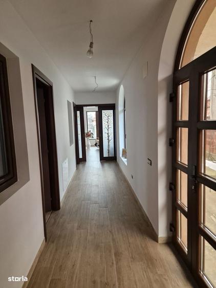 Casă cu 3 camere în Crețești