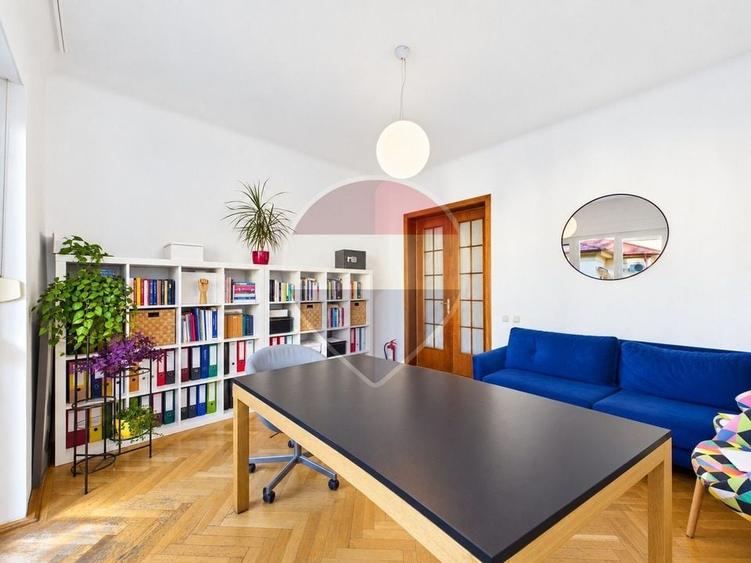 Apartament cu 5 camere semidecomandat, mobilat în Moșilor