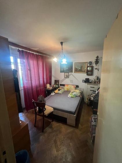 Apartament cu 3 camere semidecomandat în Podu Roș