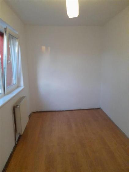 Apartament cu 3 camere semidecomandat în Dacia