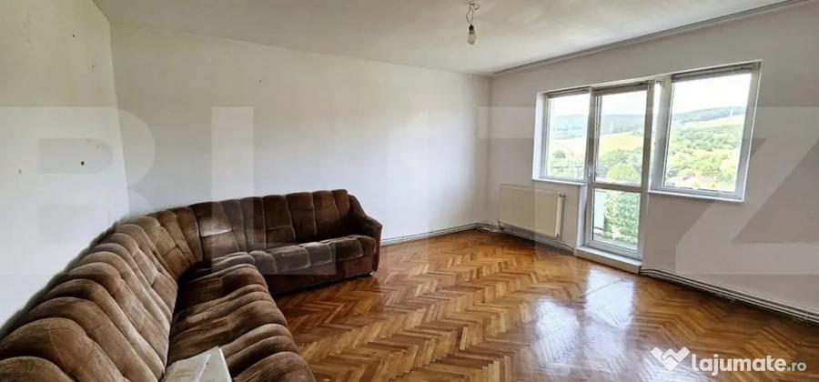 Apartament cu 3 camere decomandat în Simeria